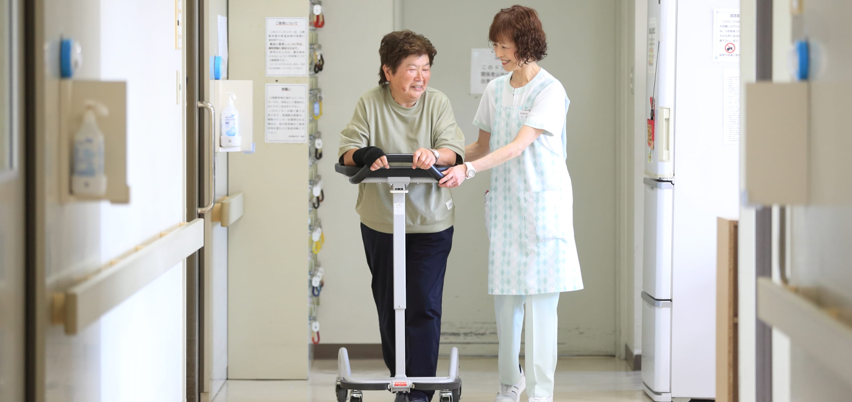 歩行器を使う患者への歩行サポート