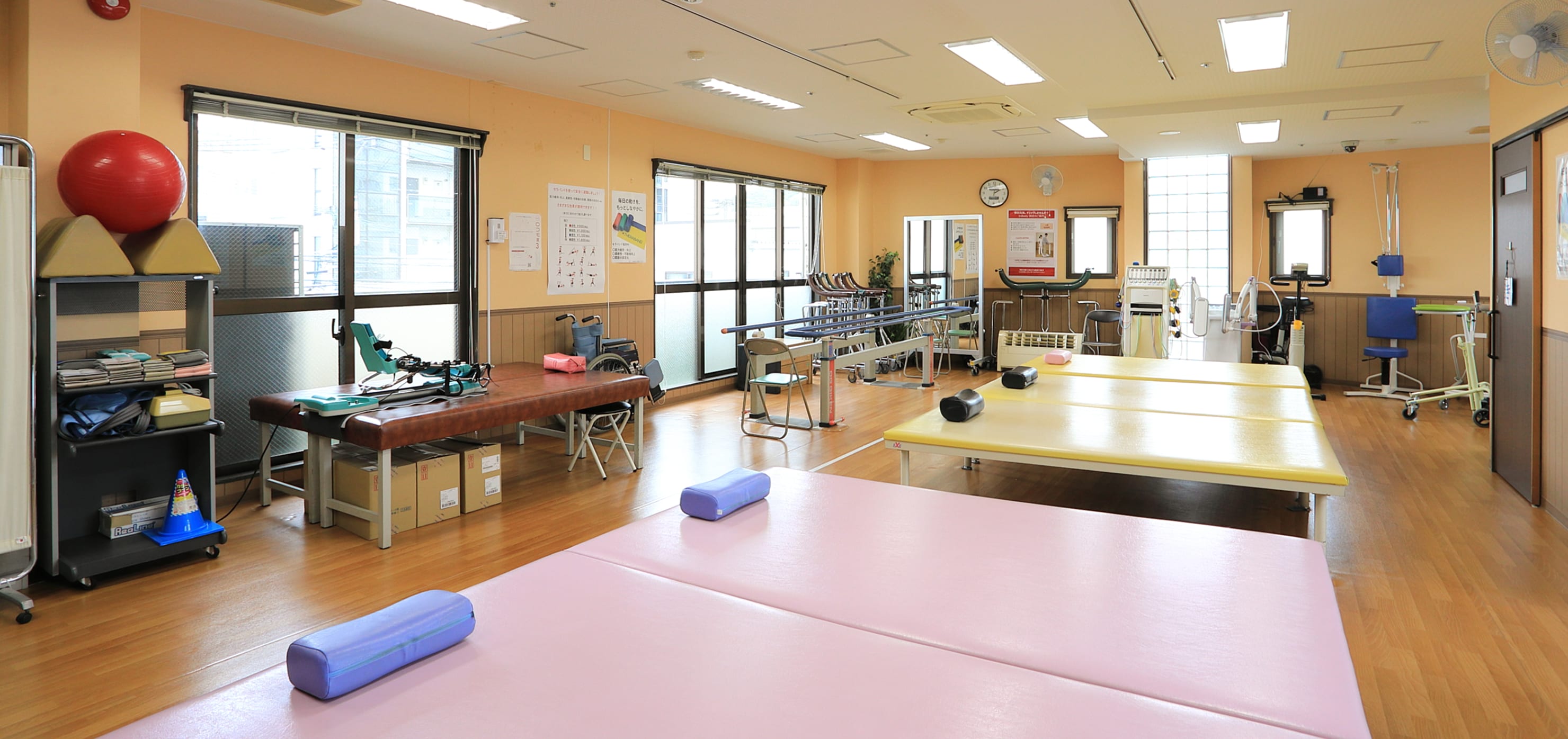 リハビリ機器が整った機能訓練室